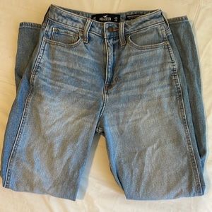 HOLLISTER ULTRA HIGH RISE MOM JEANS